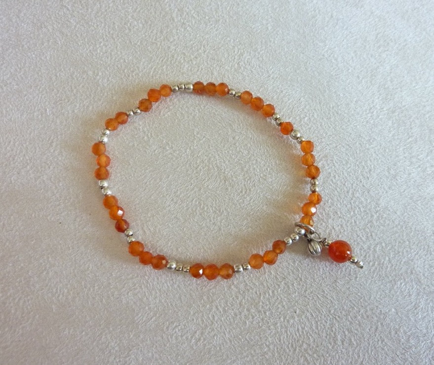 Bracelet fin de perles d'argent et pierre semi-précieuses roses oranges rouges