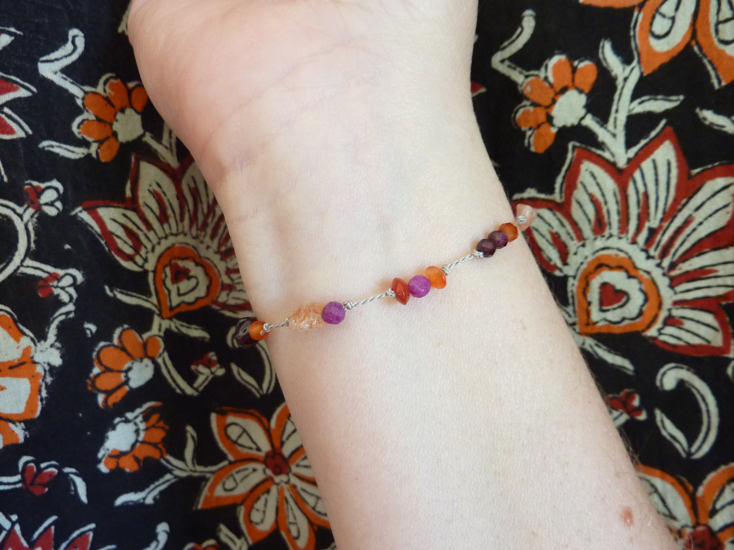 Kashi | Bracelet fin de pierres nouées cornaline rubis grenat
