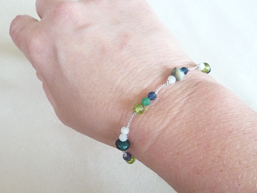 Kumara | Bracelet fin de pierres nouées