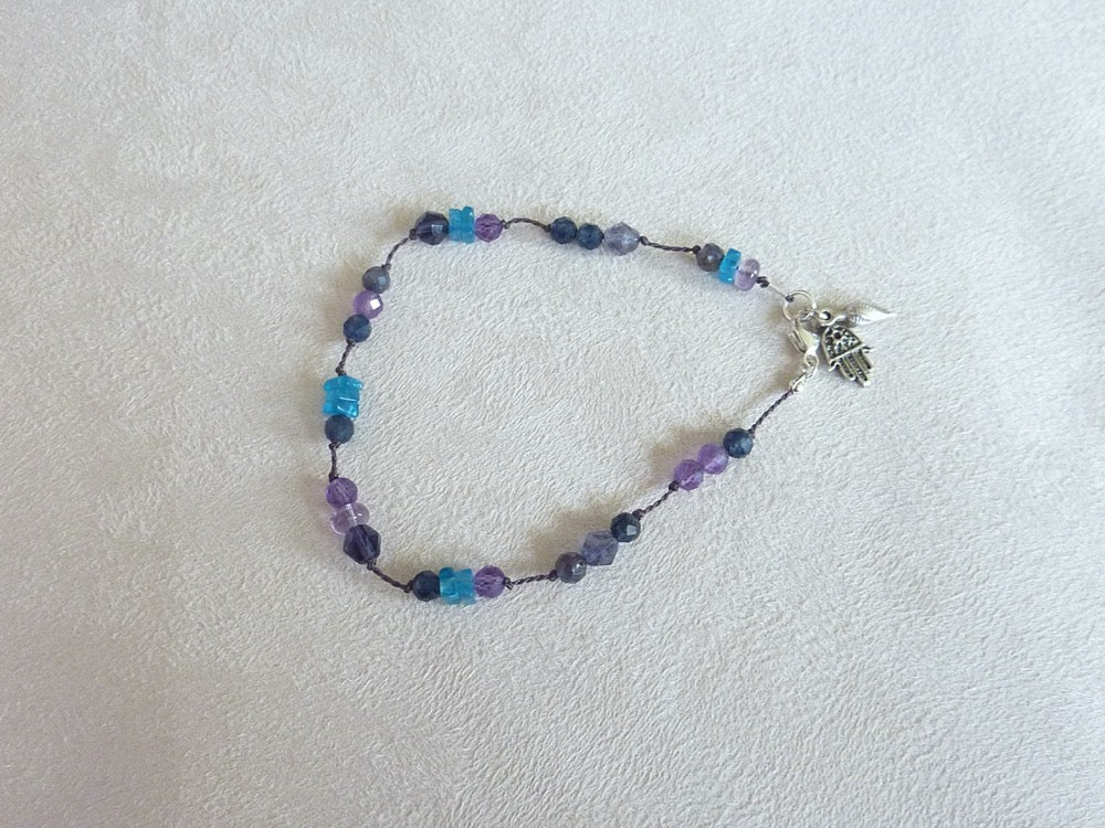 Kaveri | Bracelet fin de pierres nouées apatite bleue améthyste
