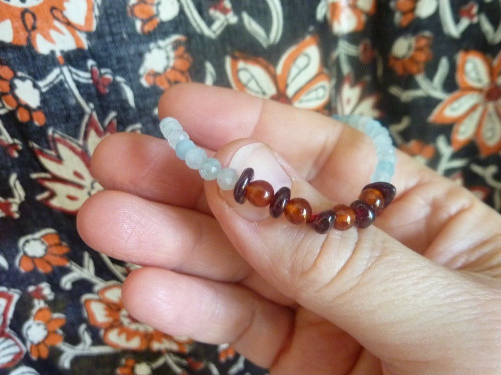 Farouz | Bracelet d'aigue-marine et de grenats