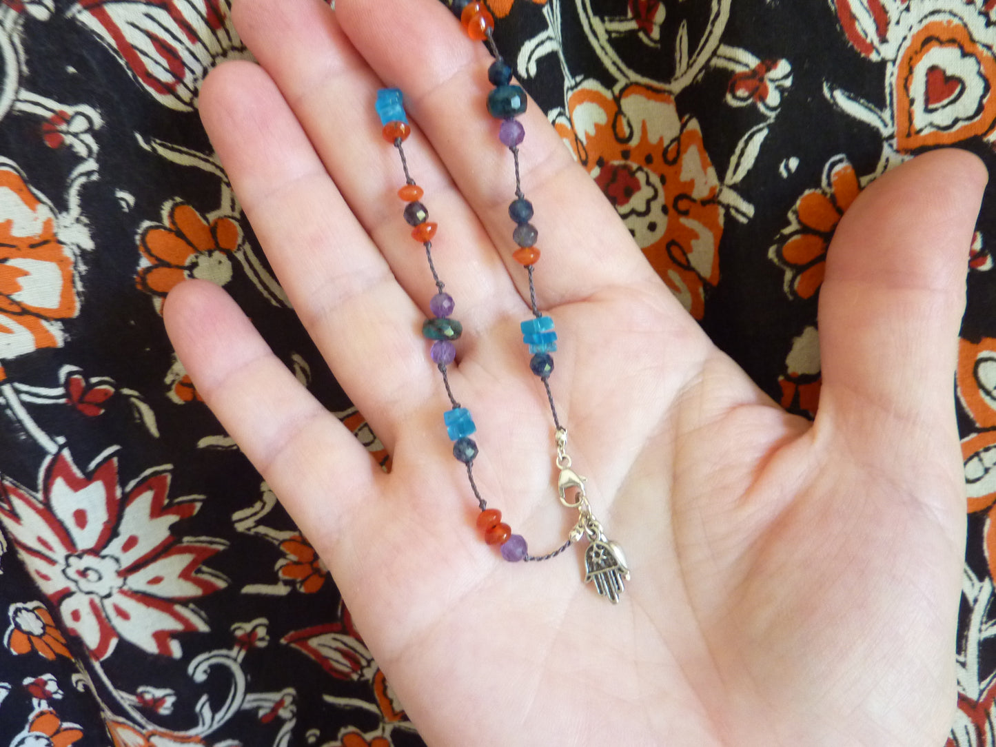 Kanti | Bracelet fin de pierres nouées apatite bleue cornaline