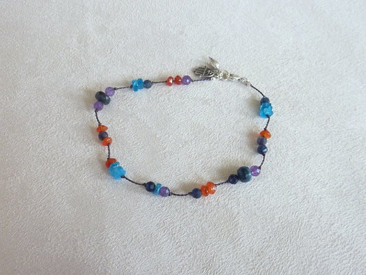 Kanti | Bracelet fin de pierres nouées apatite bleue cornaline