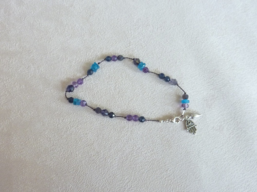 Kaveri | Bracelet fin de pierres nouées apatite bleue améthyste