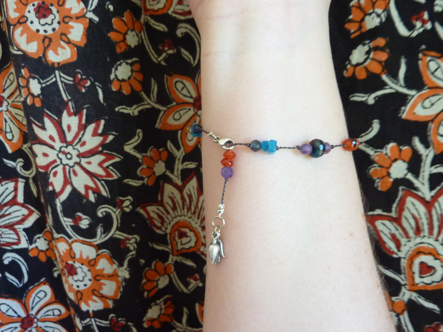 Kanti | Bracelet fin de pierres nouées apatite bleue cornaline