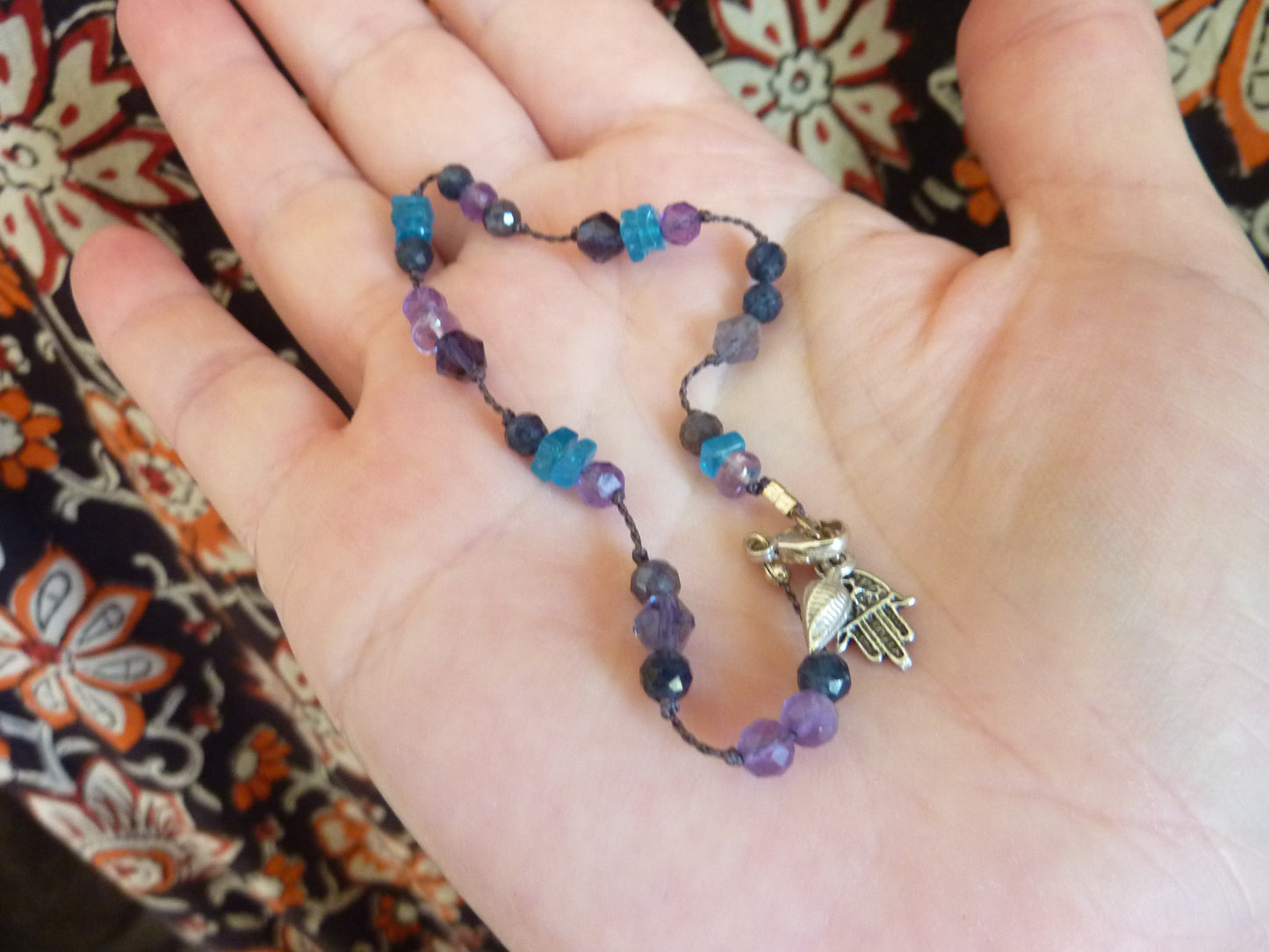 Kaveri | Bracelet fin de pierres nouées apatite bleue améthyste