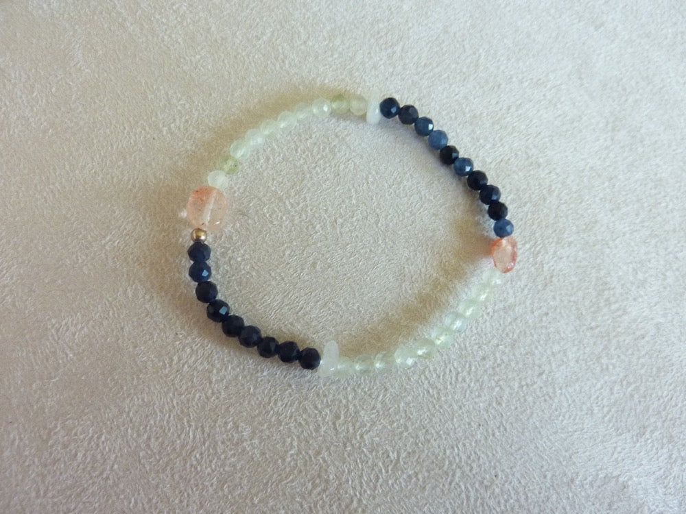 Nour | Bracelet de préhnite, pierre de lune et de soleil et de calcédoine