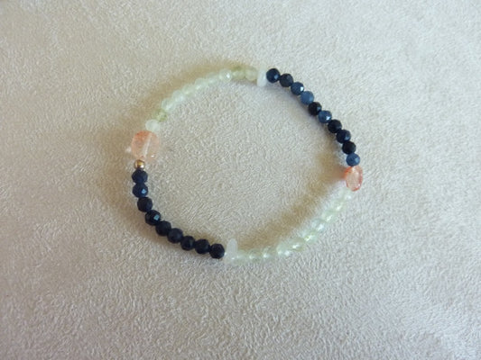 Nour | Bracelet de préhnite, pierre de lune et de soleil et de calcédoine