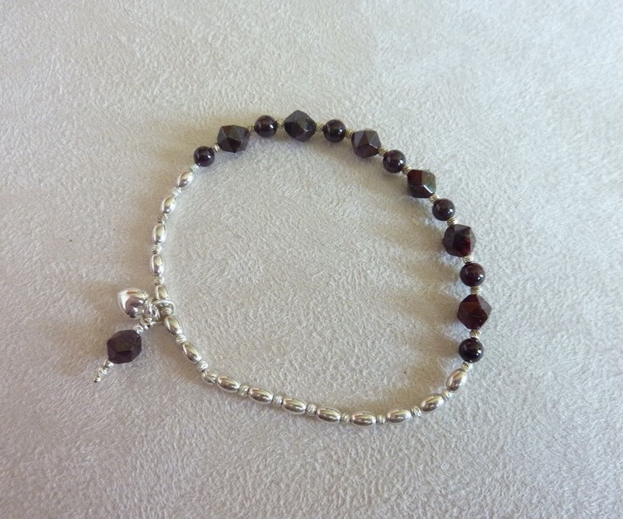 Bracelet fin de perles d'argent et pierre semi-précieuses roses oranges rouges