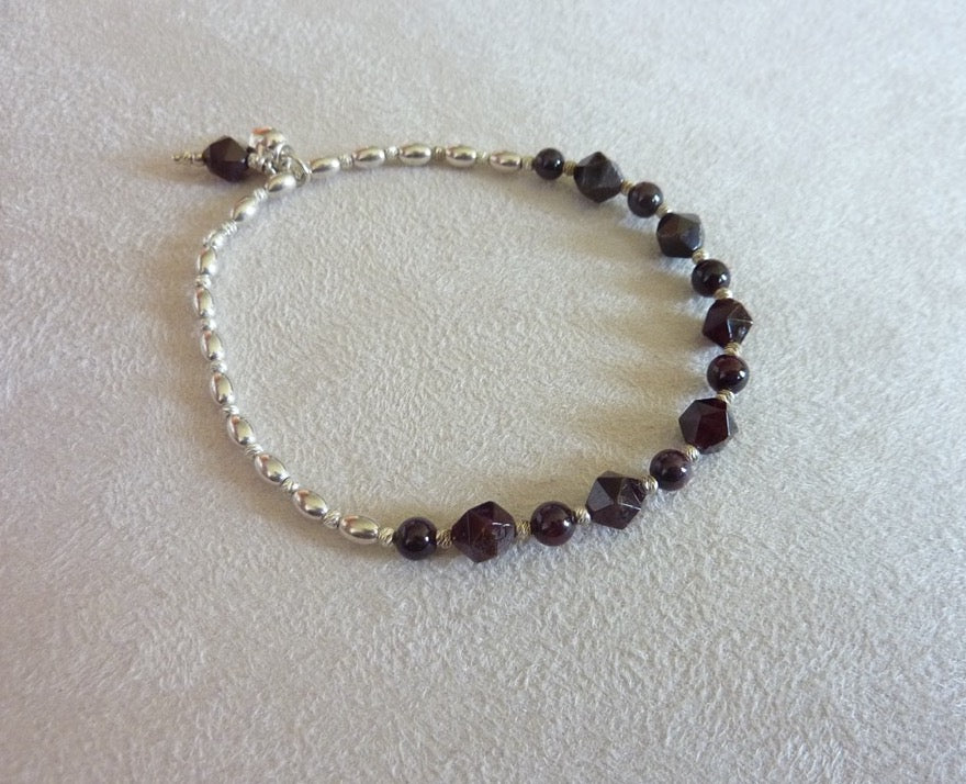 Bracelet fin de perles d'argent et pierre semi-précieuses roses oranges rouges