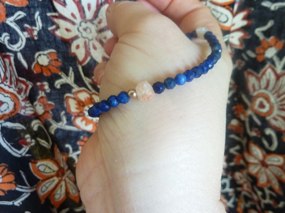 Neelam | Bracelet de lapis lazuli et pierre de soleil