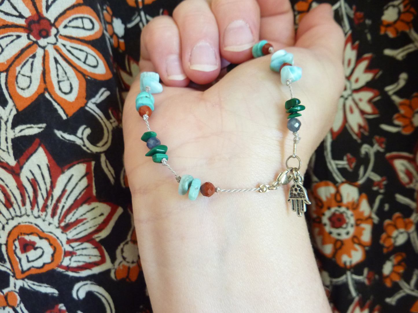 Kalampati | Bracelet fin de pierres nouées larimar jaspe rouge