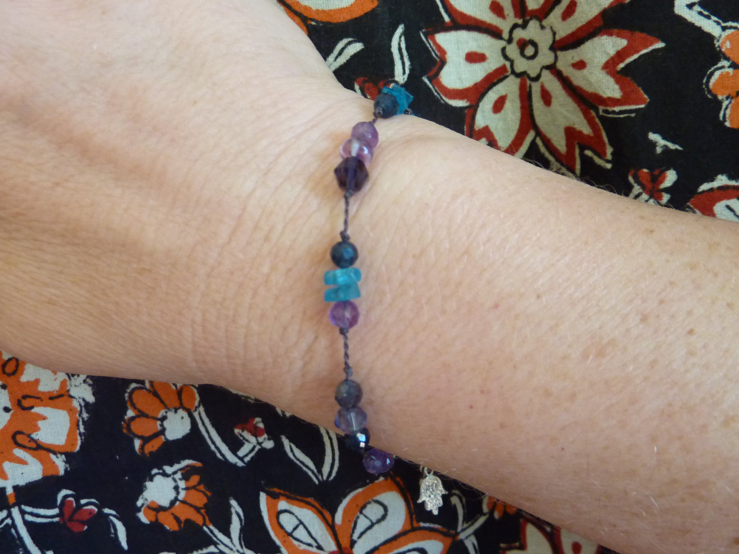 Kaveri | Bracelet fin de pierres nouées apatite bleue améthyste
