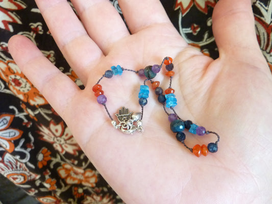 Kanti | Bracelet fin de pierres nouées apatite bleue cornaline