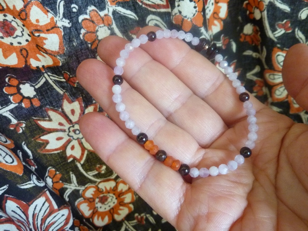 Gulabi | Bracelet de kunzite rose, cornaline et grenat