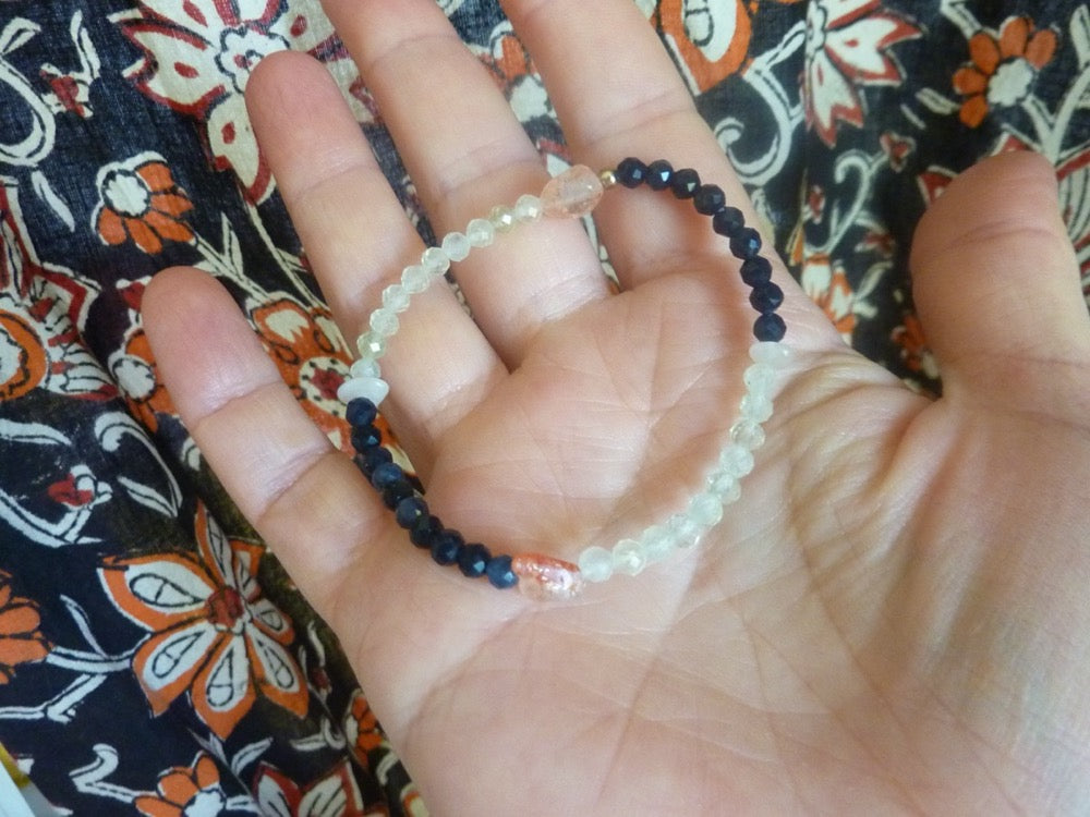Nour | Bracelet de préhnite, pierre de lune et de soleil et de calcédoine