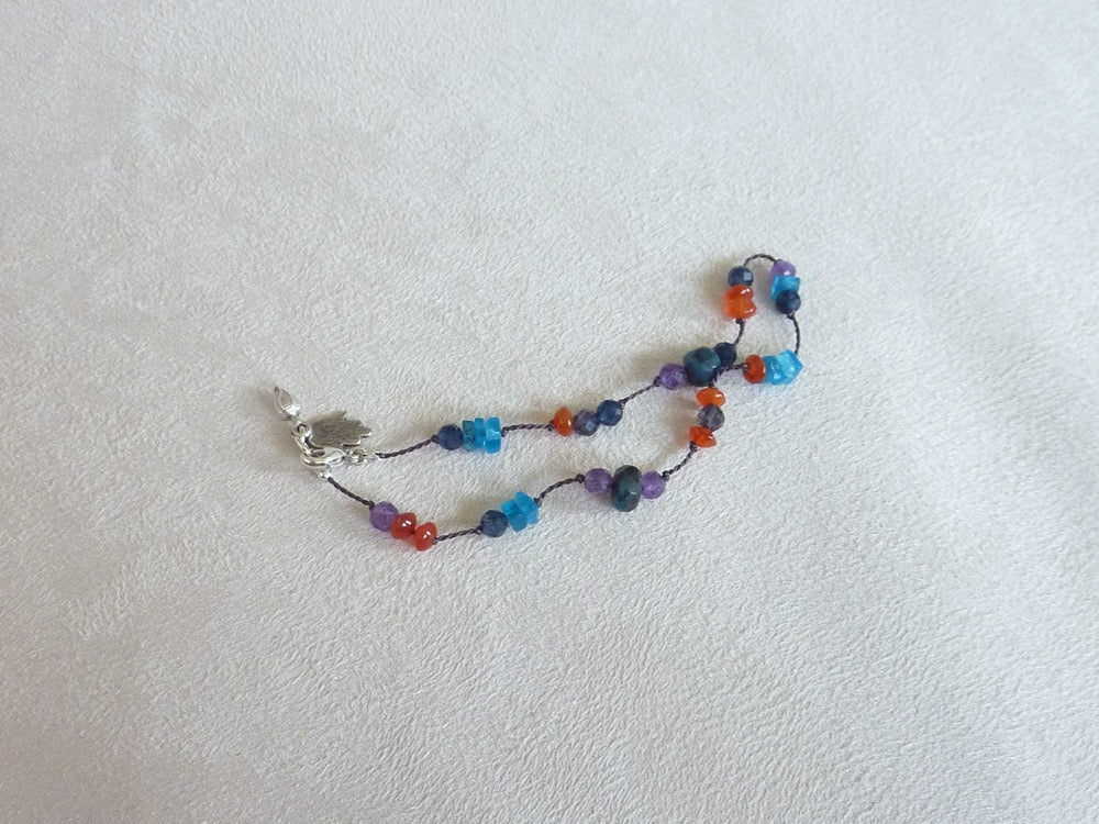 Kanti | Bracelet fin de pierres nouées apatite bleue cornaline