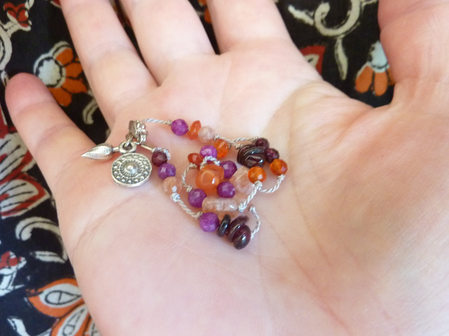 Kashi | Bracelet fin de pierres nouées cornaline rubis grenat