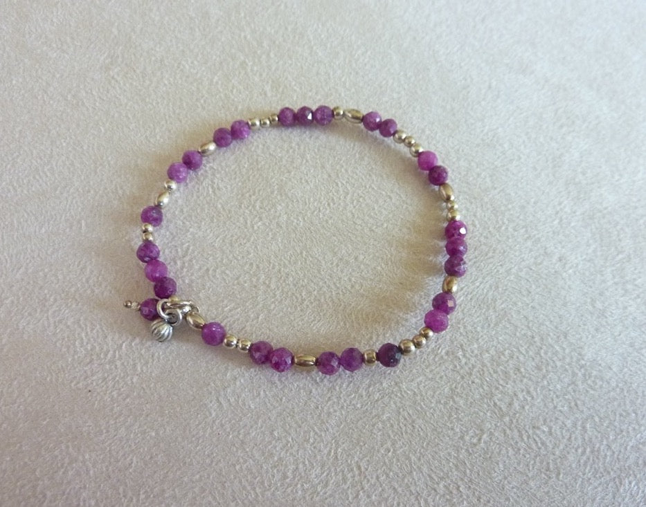 Bracelet fin de perles d'argent et pierre semi-précieuses roses oranges rouges