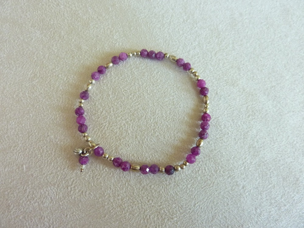 Bracelet fin de perles d'argent et pierre semi-précieuses roses oranges rouges