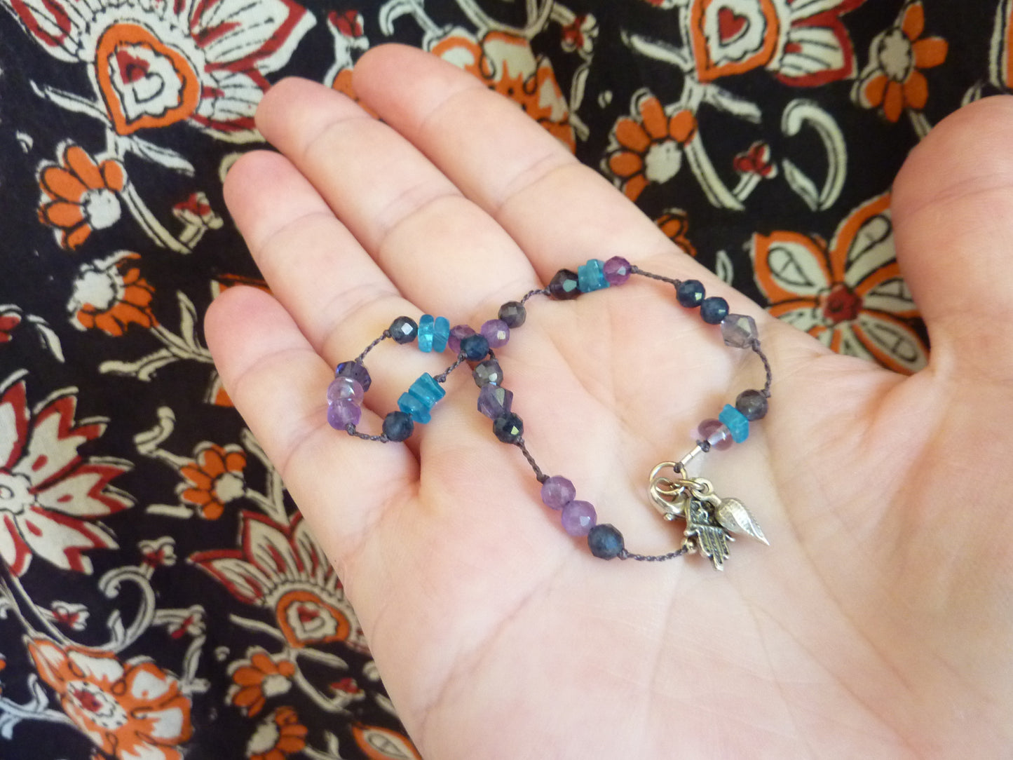 Kaveri | Bracelet fin de pierres nouées apatite bleue améthyste