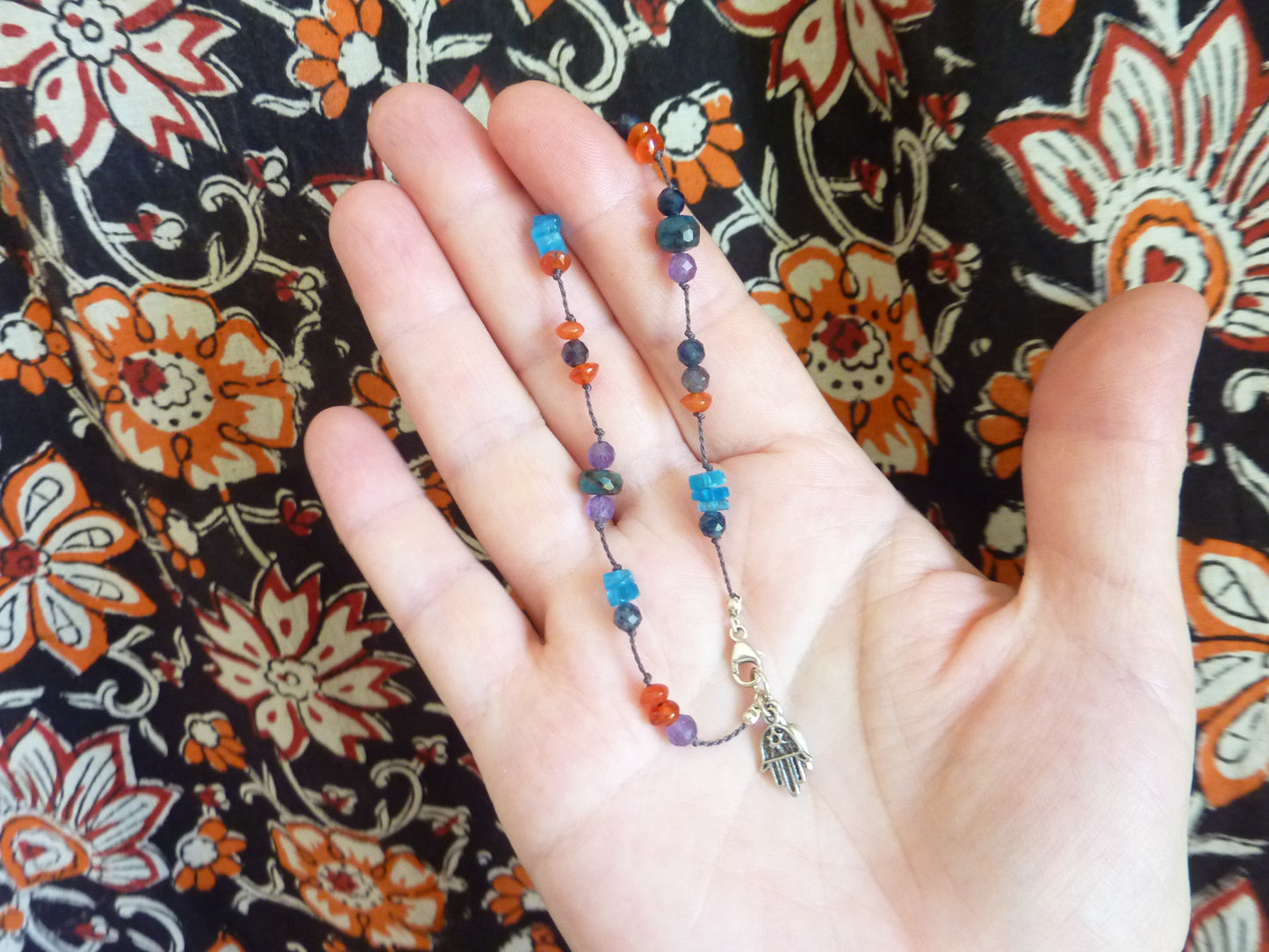 Kanti | Bracelet fin de pierres nouées apatite bleue cornaline