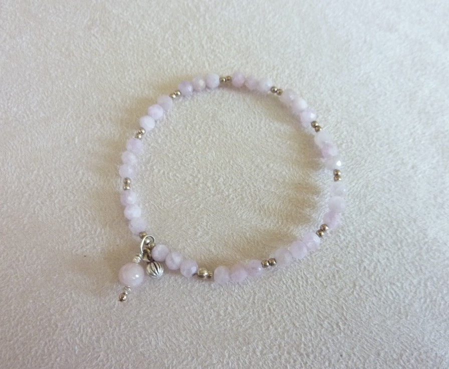 Bracelet fin de perles d'argent et pierre semi-précieuses roses oranges rouges