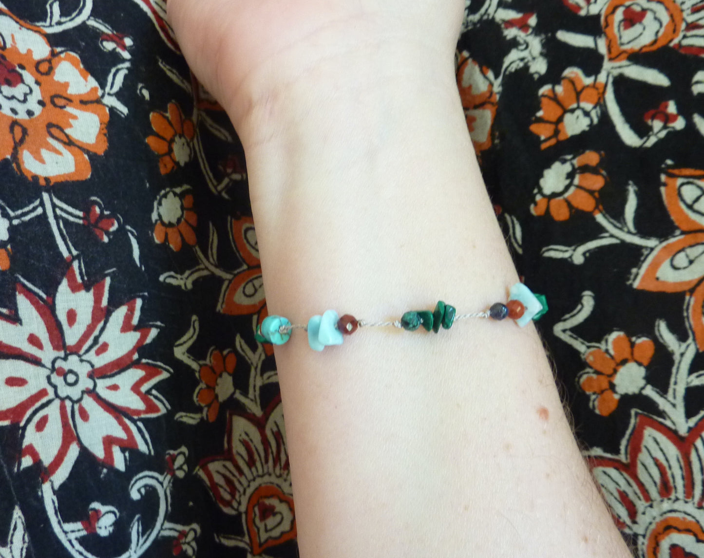 Kalampati | Bracelet fin de pierres nouées larimar jaspe rouge
