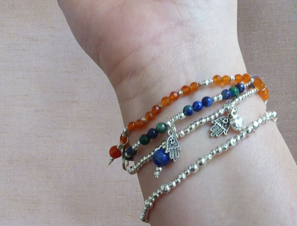 Bracelet fin de perles d'argent et pierre semi-précieuses roses oranges rouges