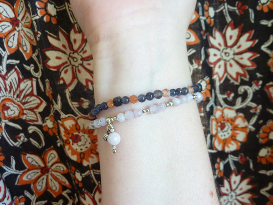 Bracelet fin de perles d'argent et pierre semi-précieuses roses oranges rouges