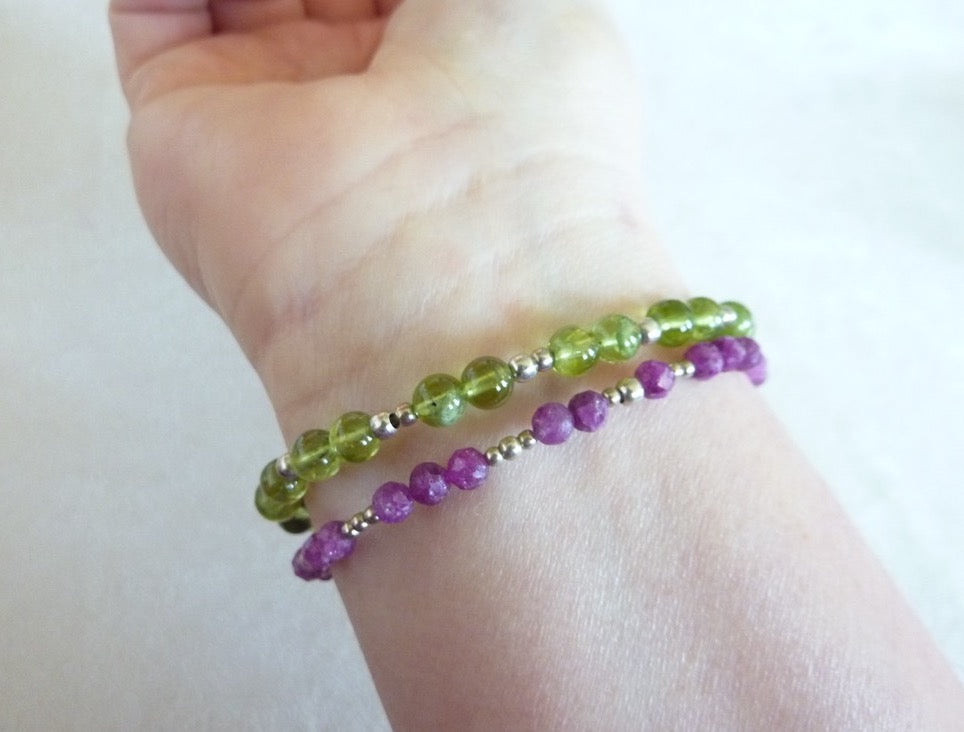 Bracelet fin de perles d'argent et pierre semi-précieuses roses oranges rouges