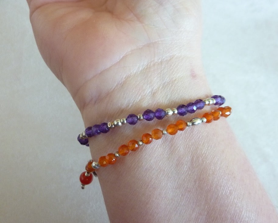 Bracelet fin de perles d'argent et pierre semi-précieuses roses oranges rouges