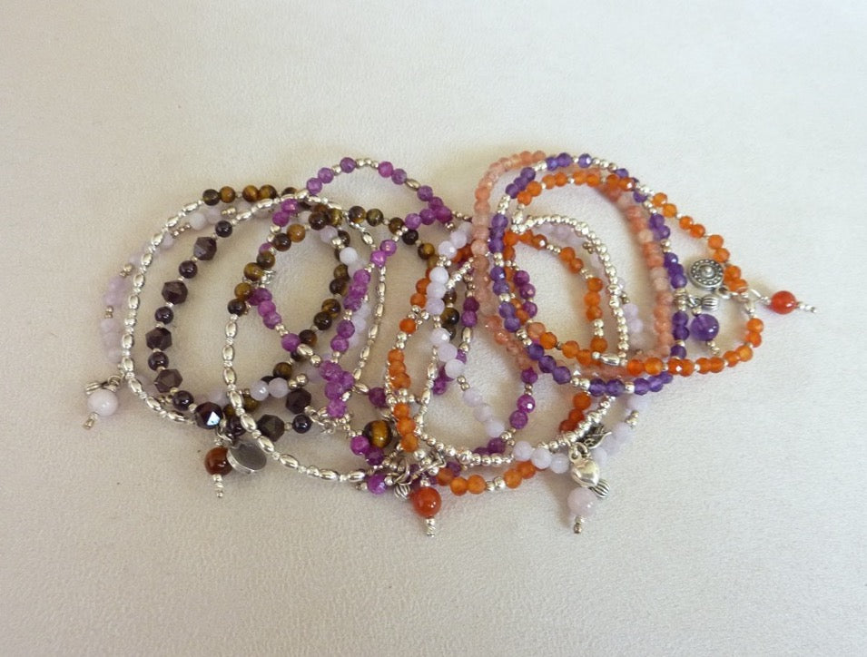 Bracelet fin de perles d'argent et pierre semi-précieuses roses oranges rouges