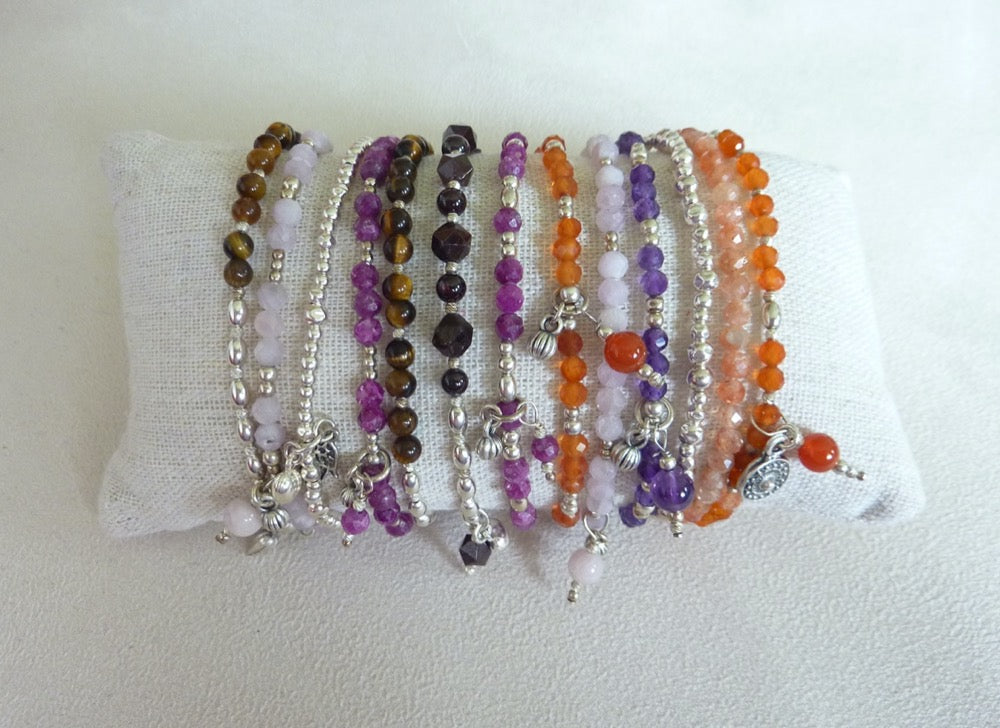 Bracelet fin de perles d'argent et pierre semi-précieuses roses oranges rouges