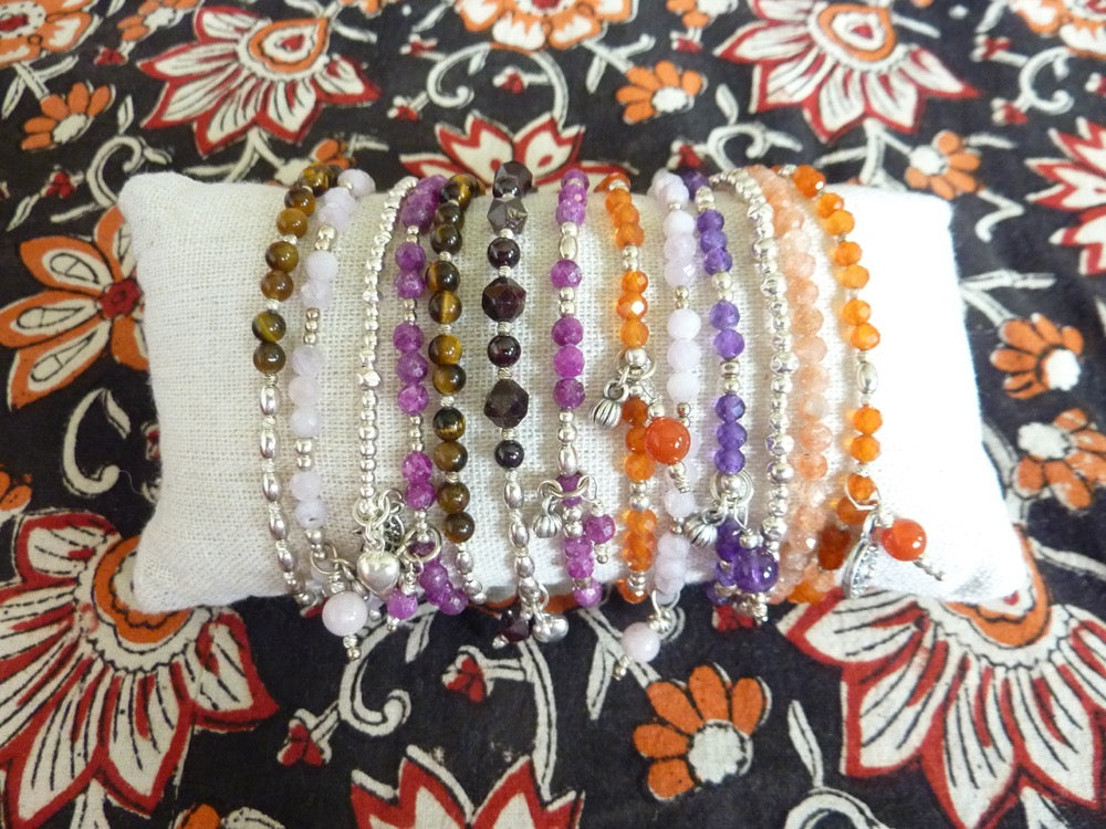 Bracelet fin de perles d'argent et pierre semi-précieuses roses oranges rouges