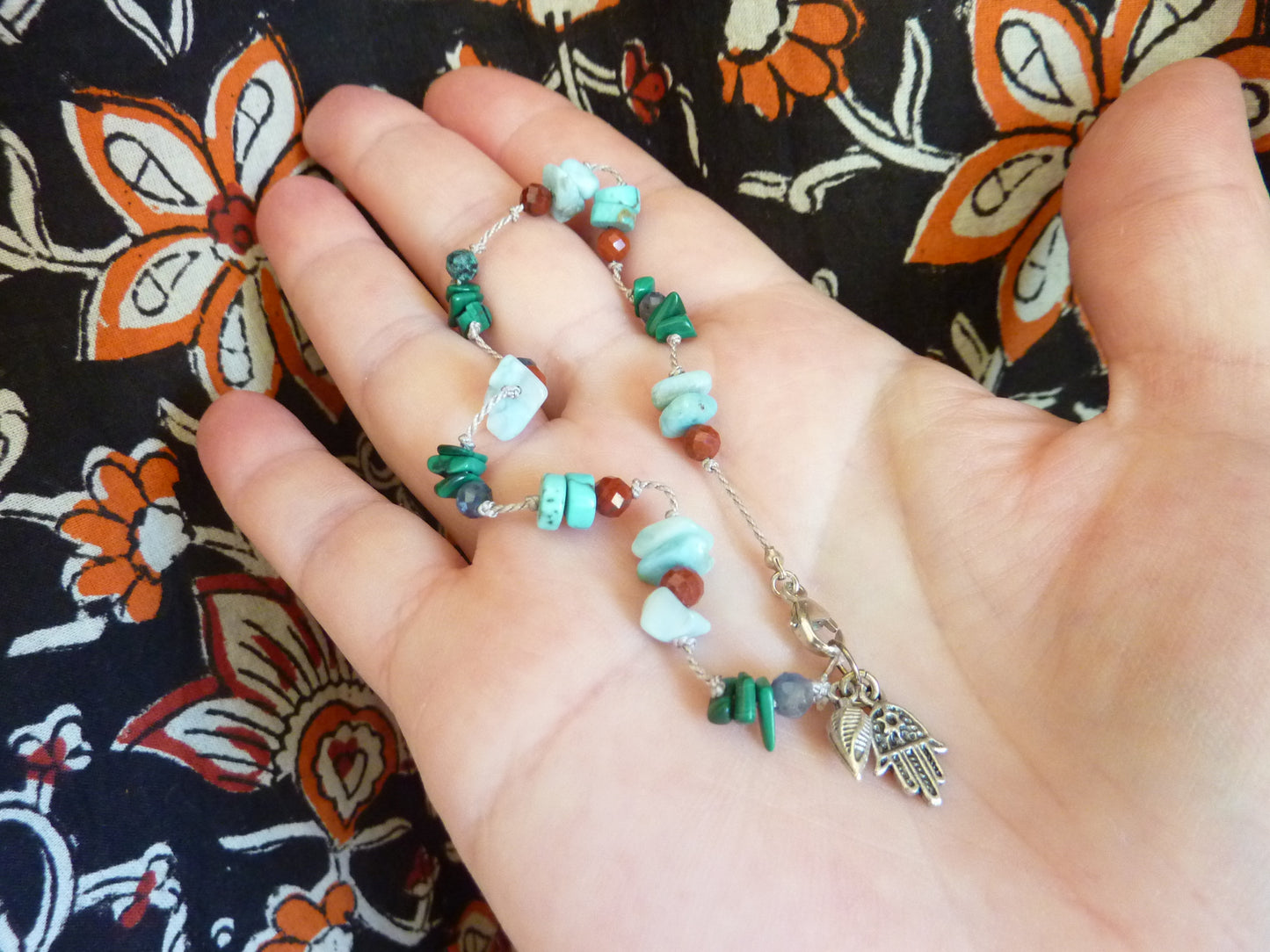Kalampati | Bracelet fin de pierres nouées larimar jaspe rouge