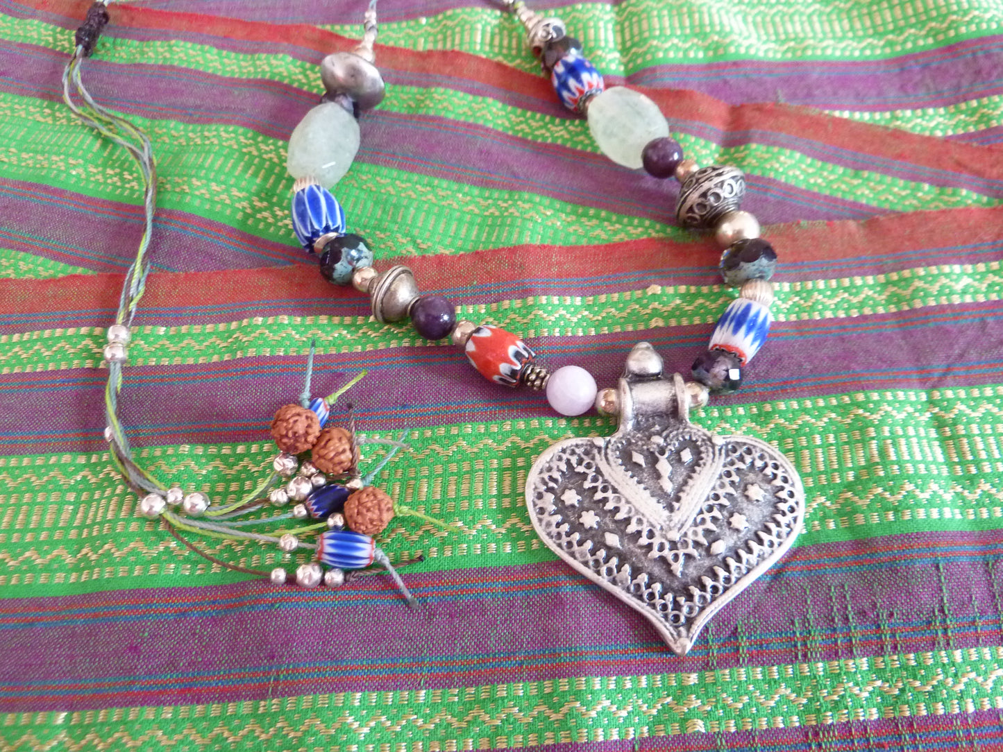 Collier au grand coeur tribal préhnite