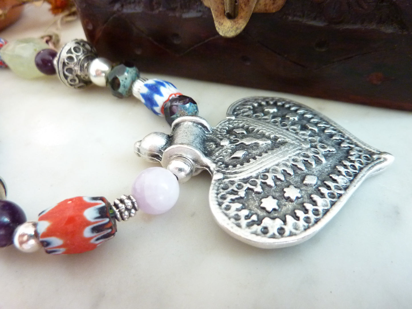 Collier au grand coeur tribal préhnite