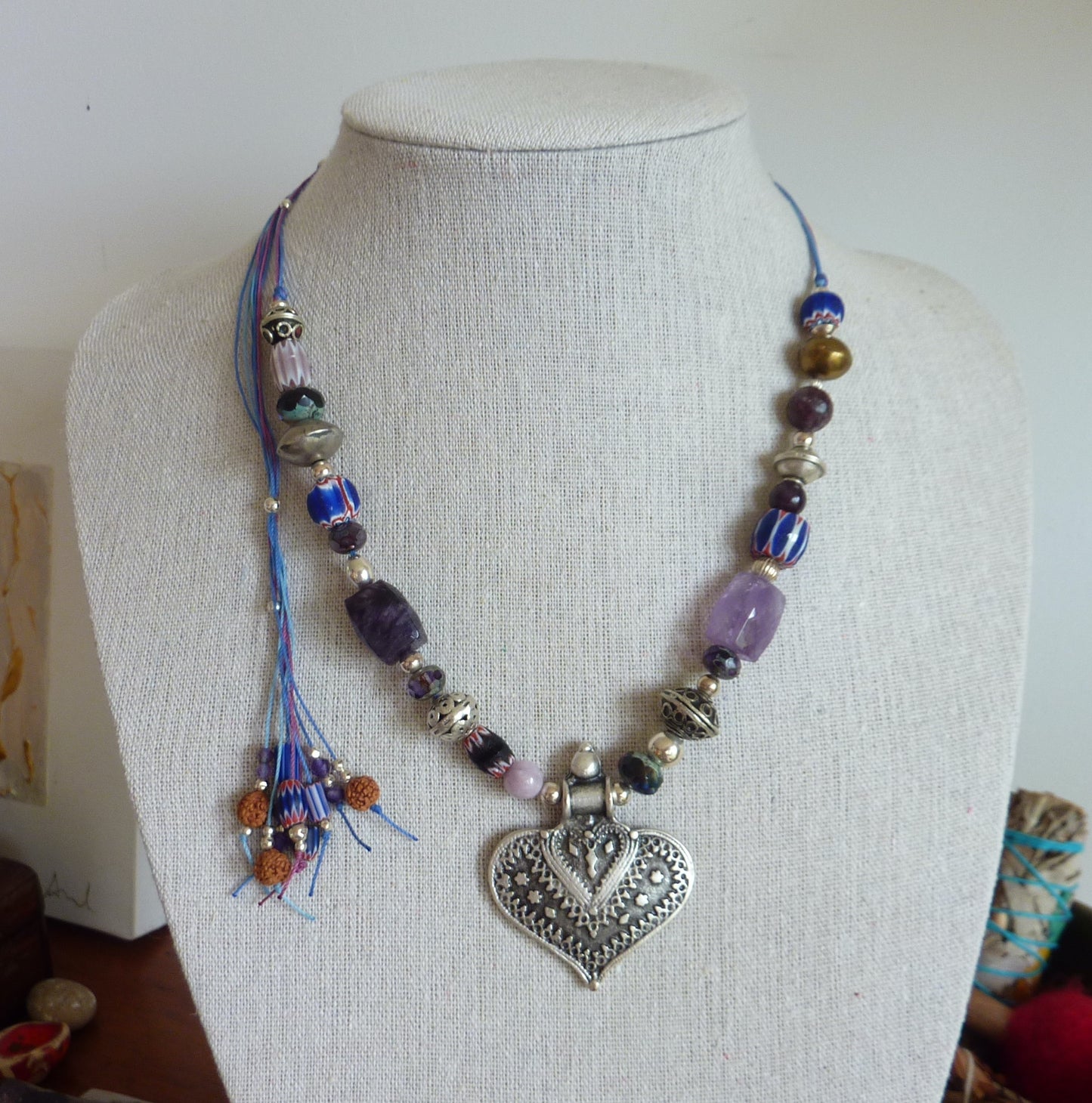 Collier au grand coeur tribal améthystes