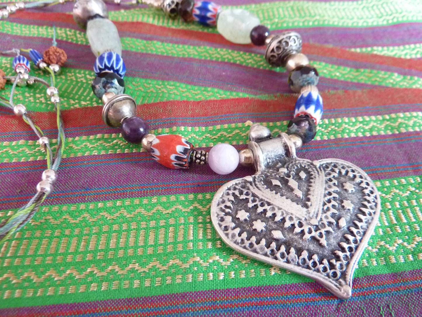 Collier au grand coeur tribal préhnite