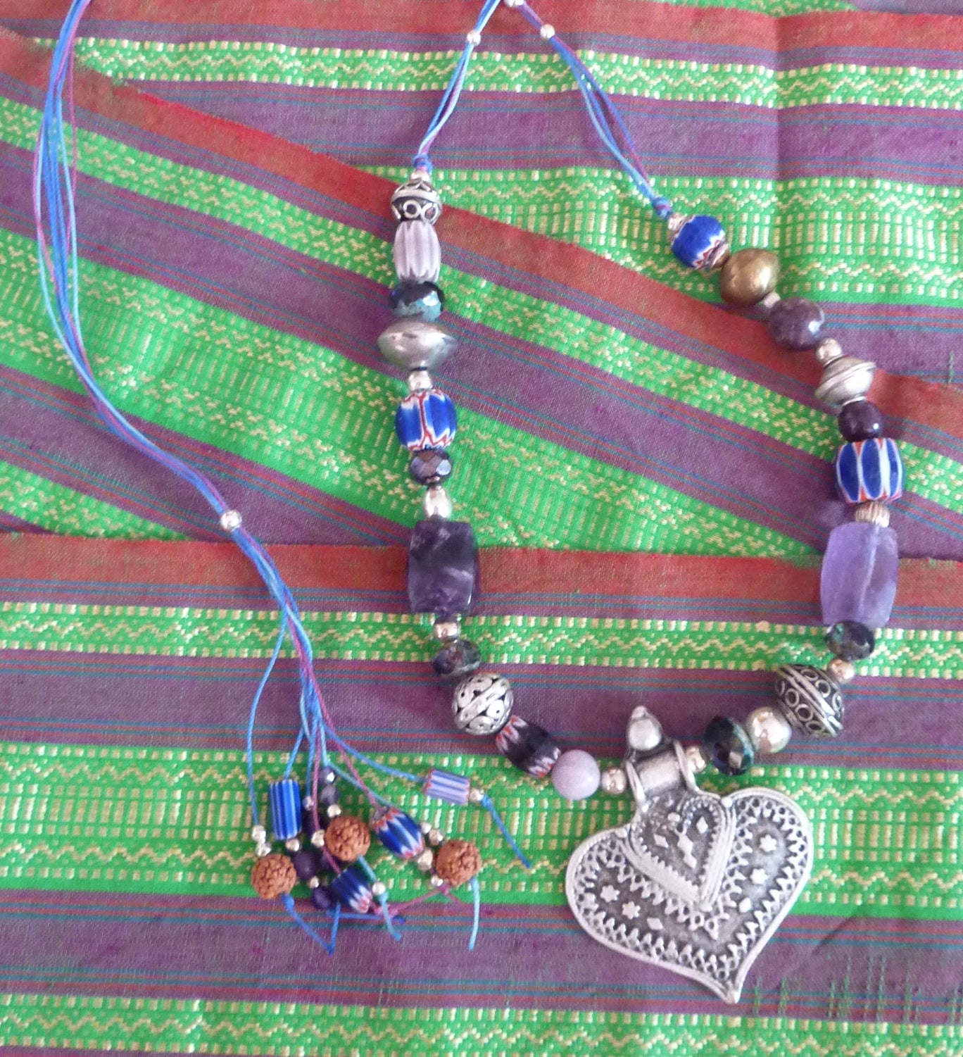 Collier au grand coeur tribal améthystes