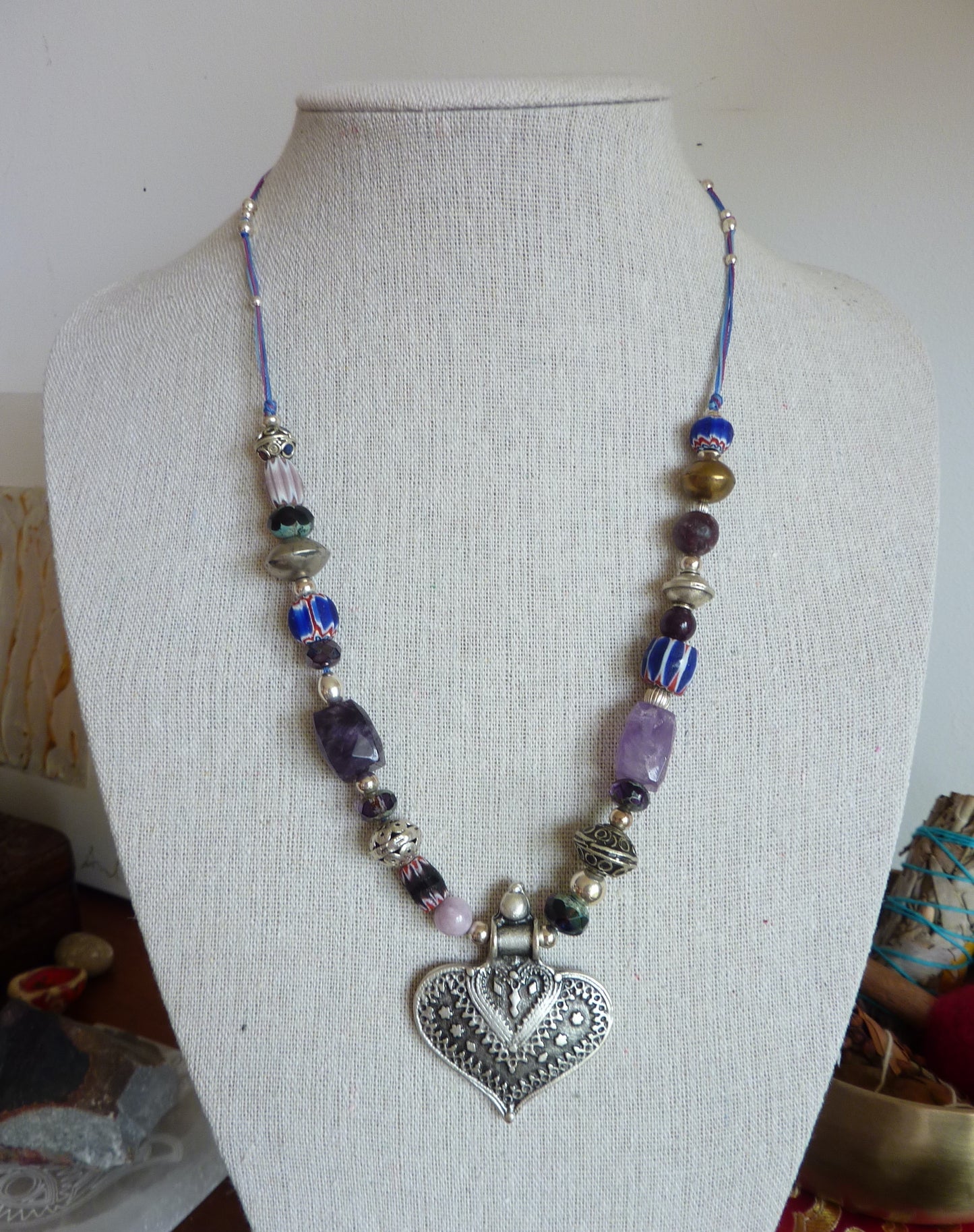 Collier au grand coeur tribal améthystes