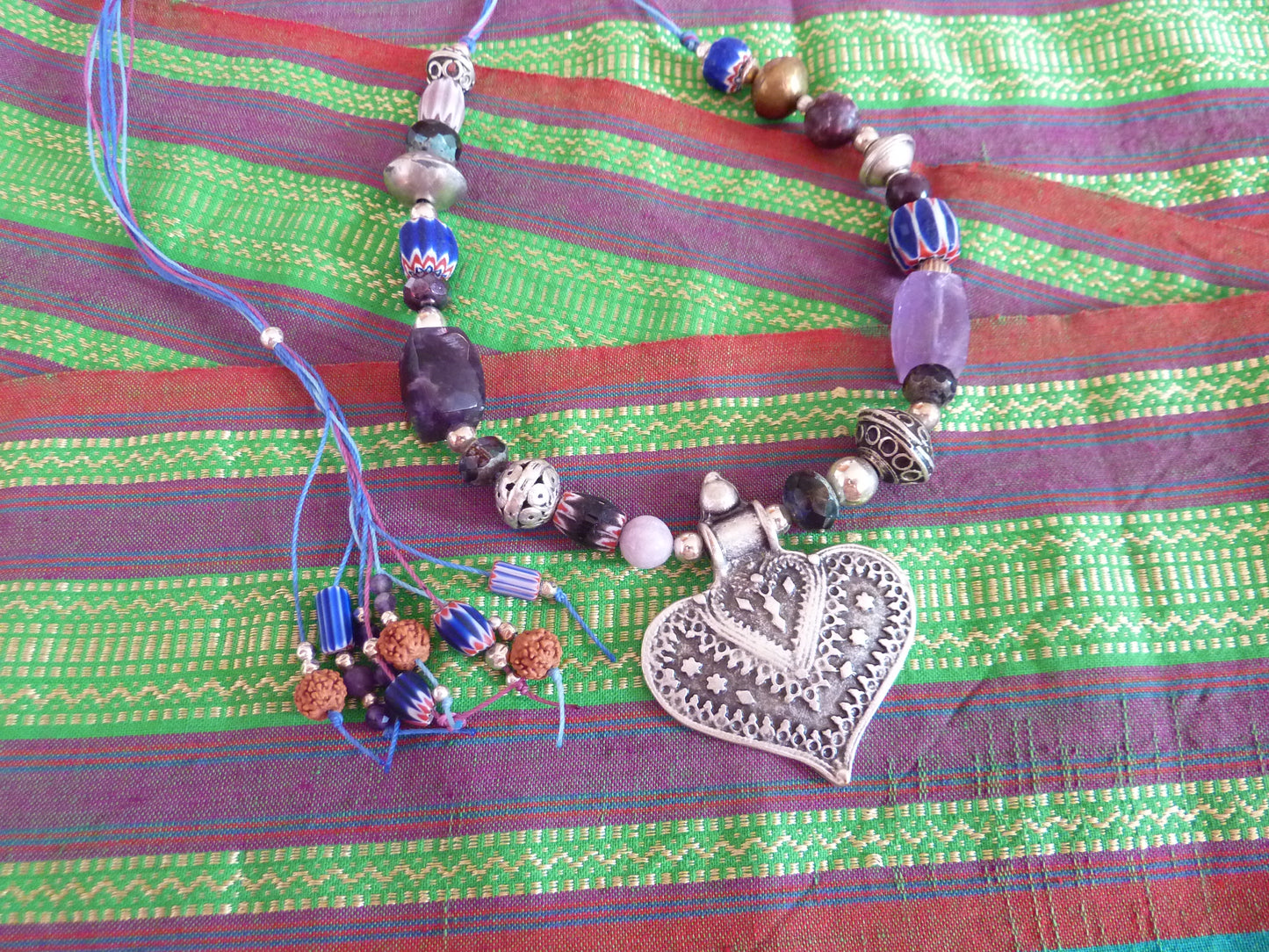Collier au grand coeur tribal améthystes