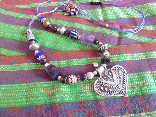 Collier au grand coeur tribal améthystes