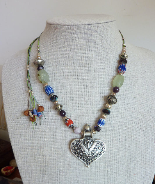 Collier au grand coeur tribal préhnite
