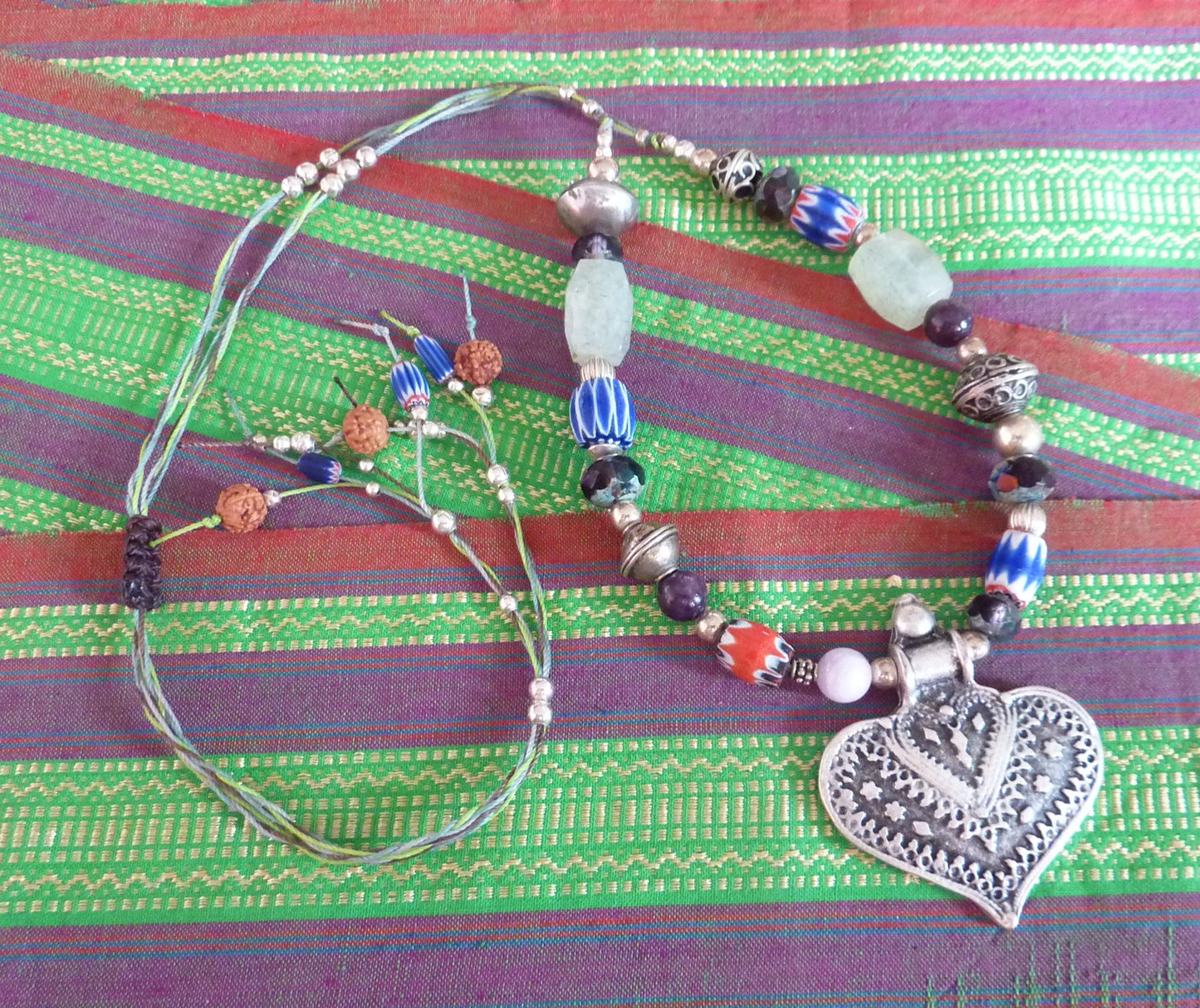 Collier au grand coeur tribal préhnite