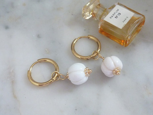 Meetha opale blanche | Boucles créoles à breloques