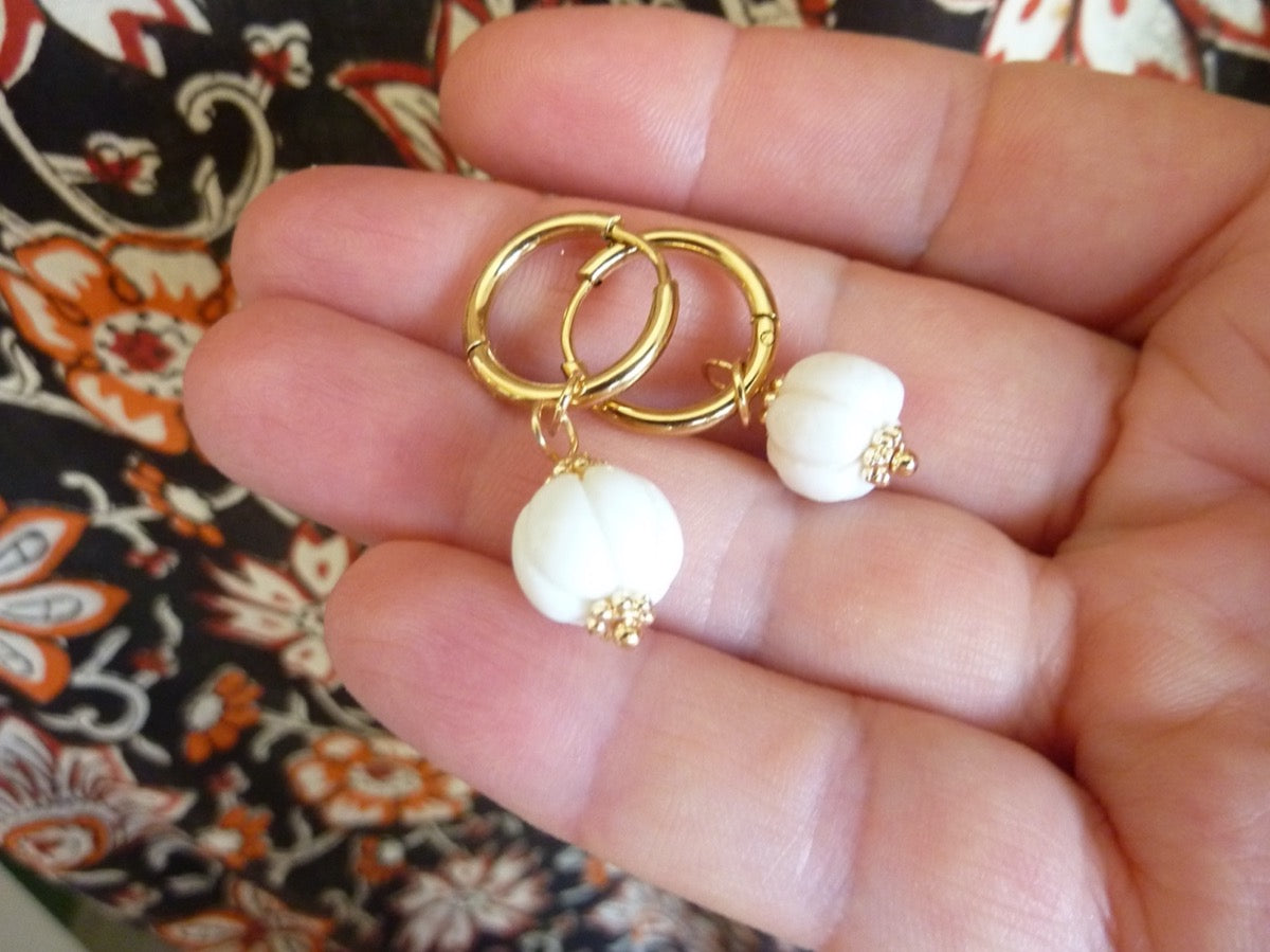 Meetha opale blanche | Boucles créoles à breloques