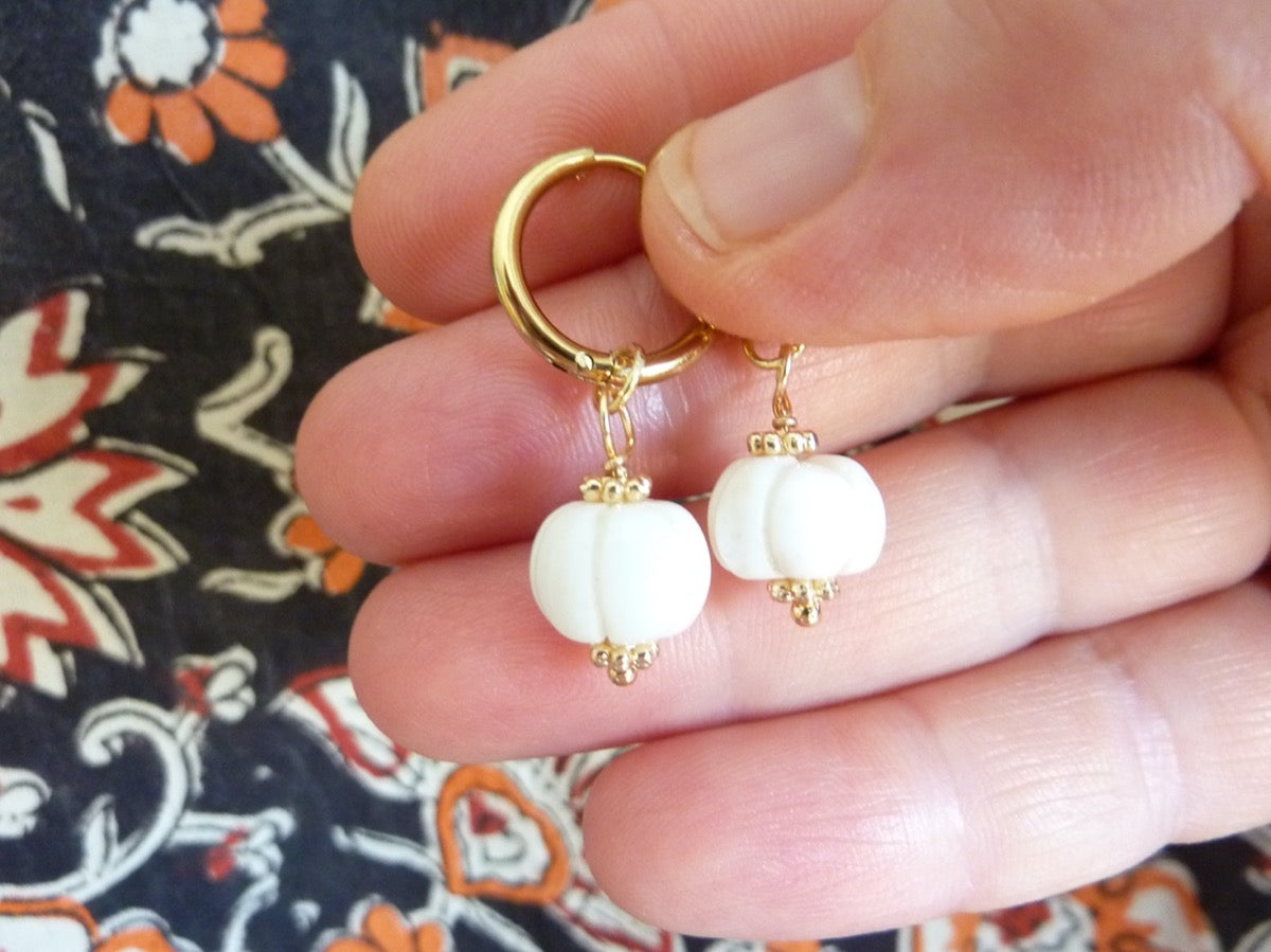 Meetha opale blanche | Boucles créoles à breloques