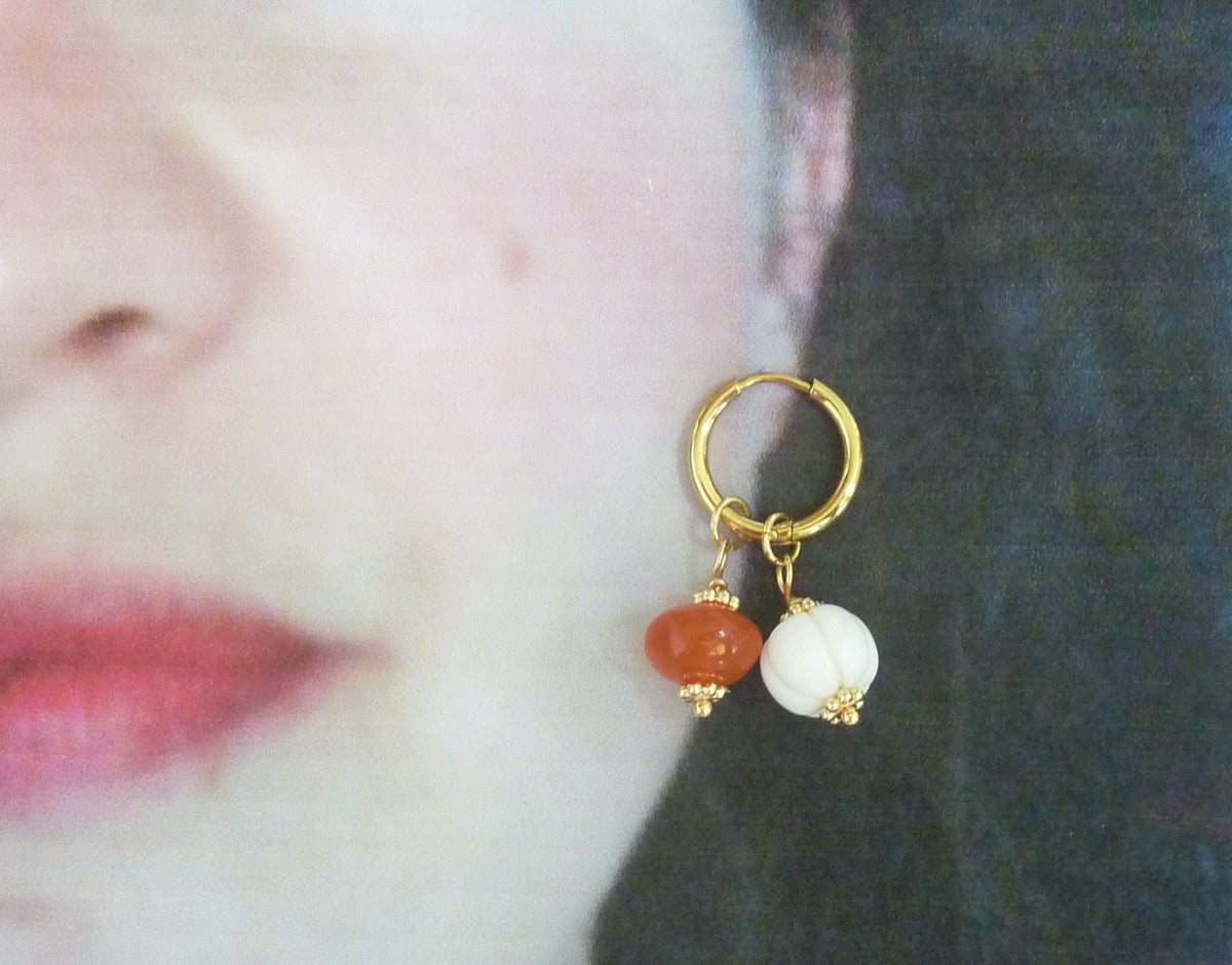 Meetha opale blanche | Boucles créoles à breloques